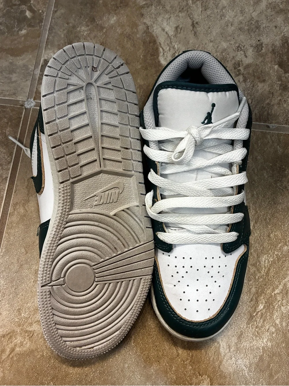 Kids Nike Jordan low-Top Leather Sneakers in White and Dark Green
